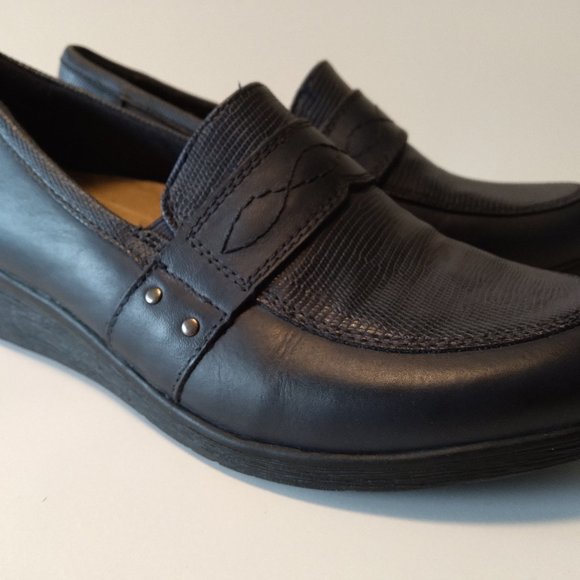 Navy loafers, size 7W - Picture 2 of 8